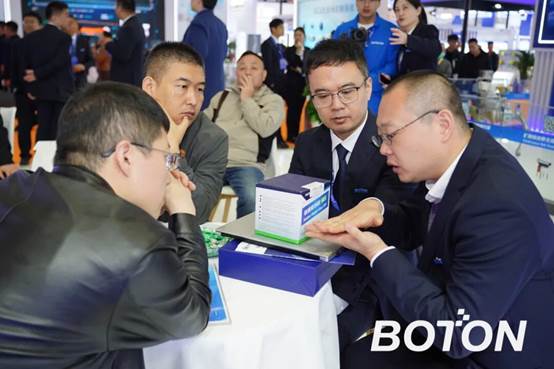 几个人在桌子上
AI 生成的内容可能不正确。