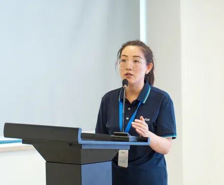 穿着西装笔挺的男子手里拿着枪

AI 生成的内容可能不正确。