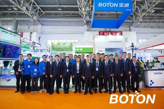 一群人站在台上
AI 生成的内容可能不正确。