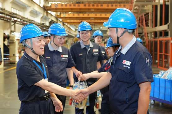 戴帽子的人站在一起
AI 生成的内容可能不正确。